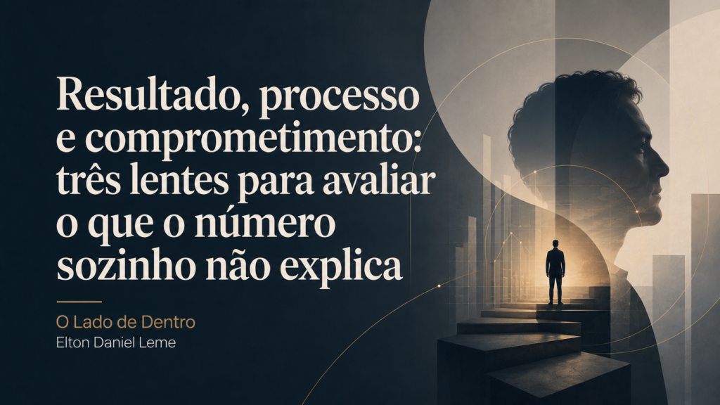 Texto alternativo Capa do artigo Resultado, processo e comprometimento: três lentes para avaliar o que o número sozinho não explica, da série O Lado de Dentro, por Elton Daniel Leme.